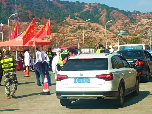 发挥党员带头模范作用在鱼塘站进行疫情检查_副本.jpg