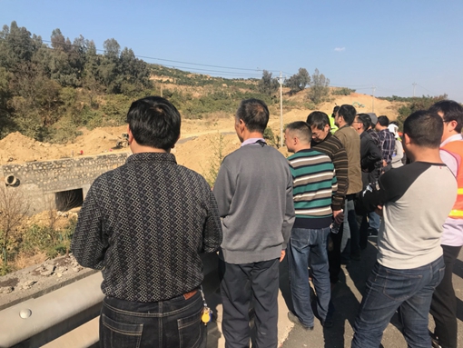 攀西公司举行三家村滑坡抢险处治工程专家现场评审工作会.jpg