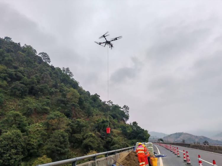 攀枝花管理处创新采用无人机吊运技术保障桥下防护工程顺利实施1(1).jpg