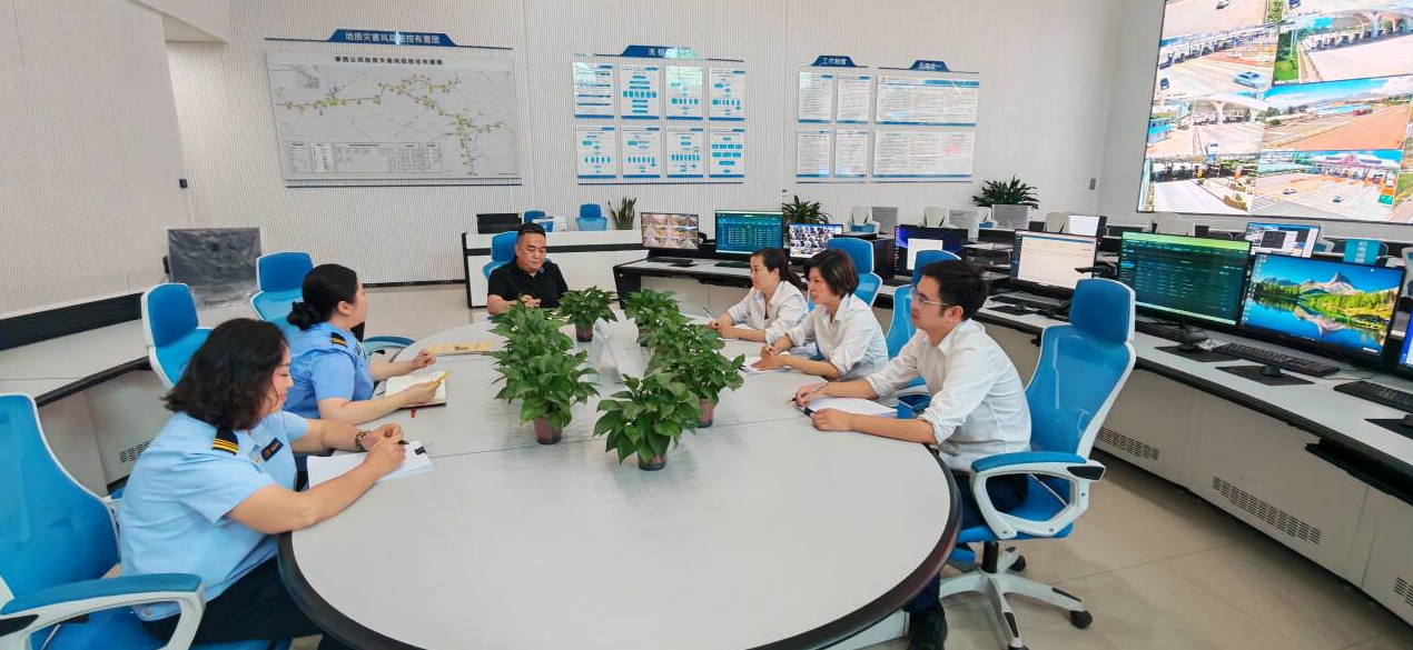 攀西公司值班室召开5月工作例会